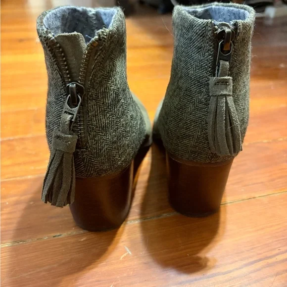 Stylish Gray Ankle Boots - Picture 4 of 6